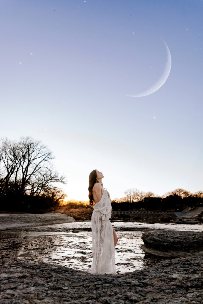momma to be staring at the moon for a fort worth photographer