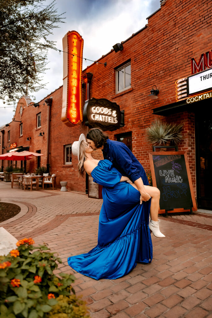 Man kisses women in mule alley in fort worth texas