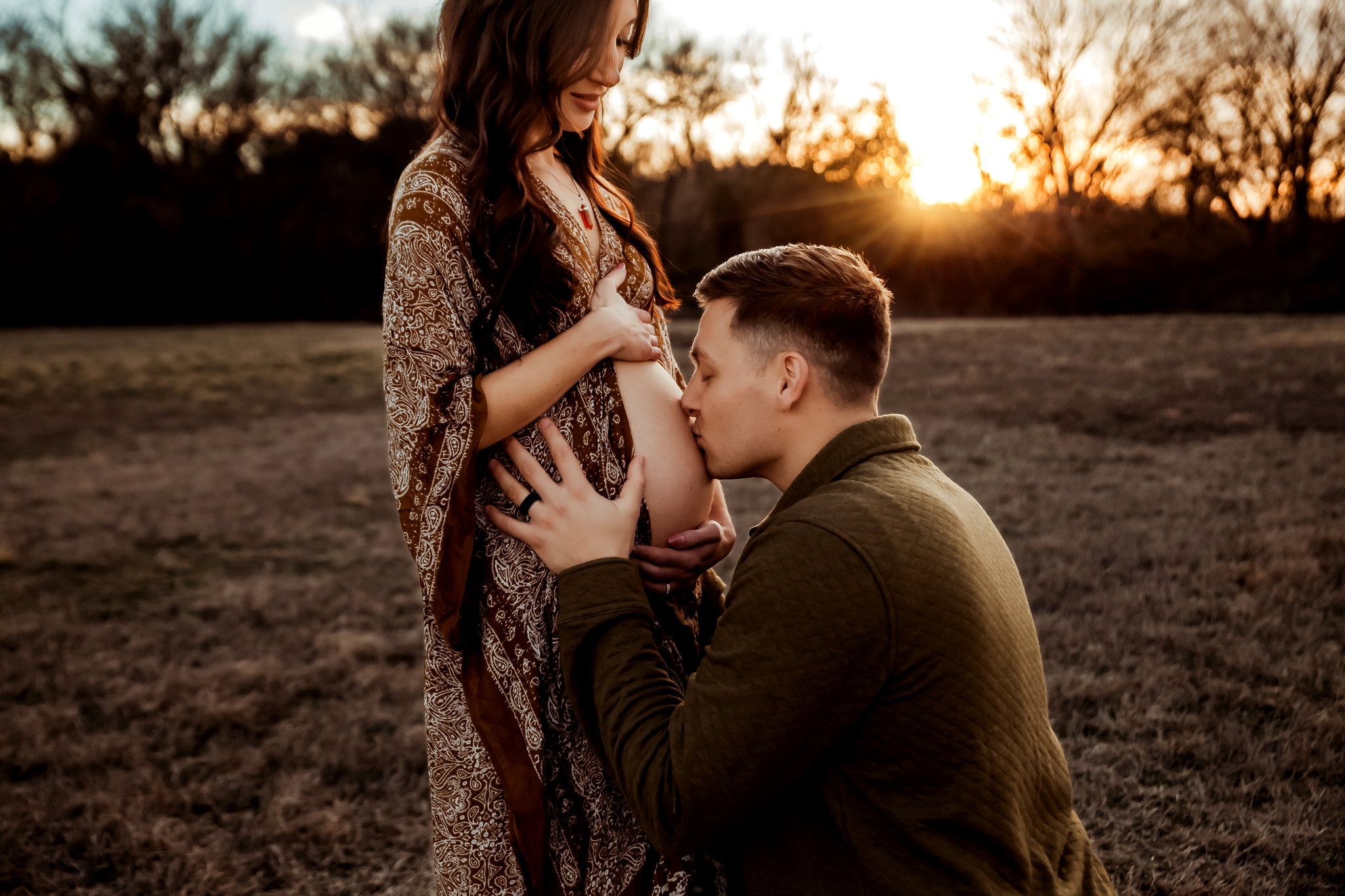 dad kissing baby bump in a pregnancy photoshoot poses