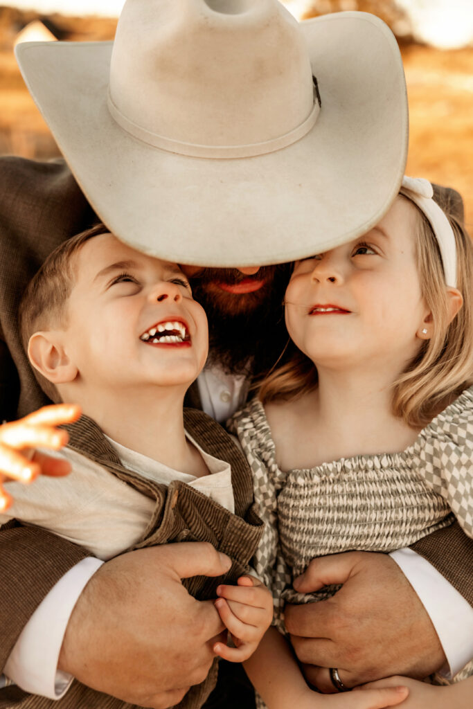 toddlers smiling at dad